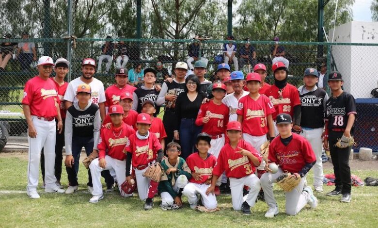 Vanessa Caratachea con el Club Diamantes de béisbol