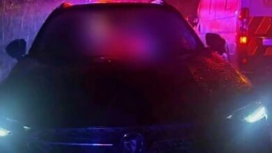 Mujer asesinada sobre auto