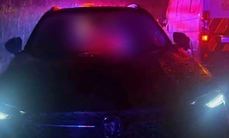 Mujer asesinada sobre auto