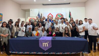 Alfonso Martínez con migrantes michoacanos