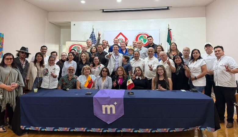 Alfonso Martínez con migrantes michoacanos