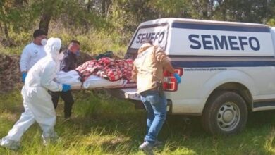 Suben cadáver cubierto en camioneta del Semefo