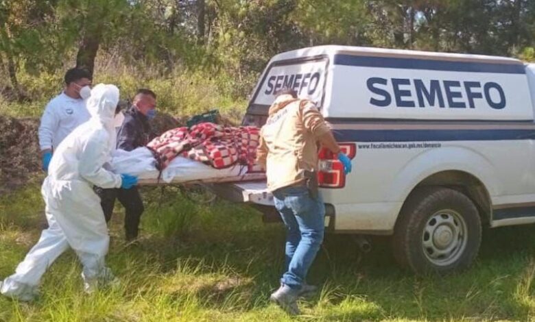 Suben cadáver cubierto en camioneta del Semefo