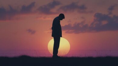 Hombre solitario al atardecer