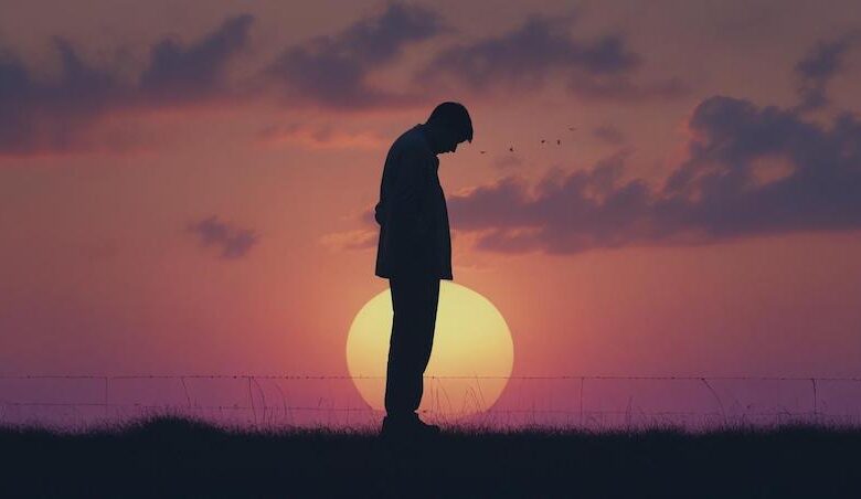 Hombre solitario al atardecer