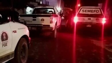 Camionetas de la FGE y del Semefo