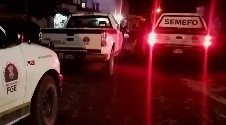 Camionetas de la FGE y del Semefo