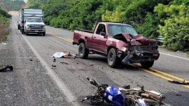 Chocan camioneta y motocicleta