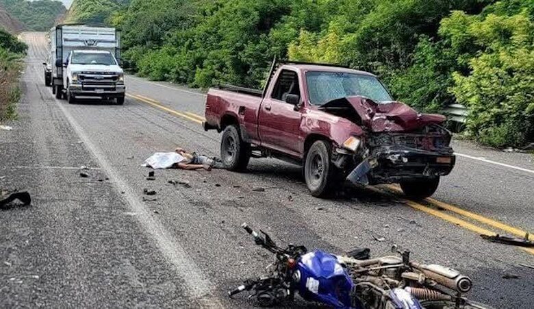 Chocan camioneta y motocicleta