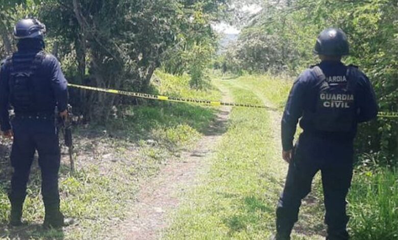 Policías de la Guardia Civil en un camino de terracería