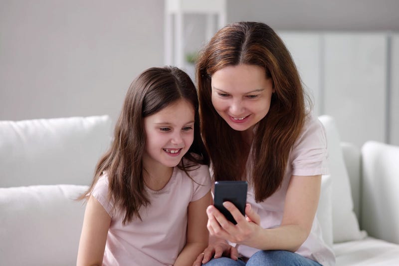 Madre e hija con celular