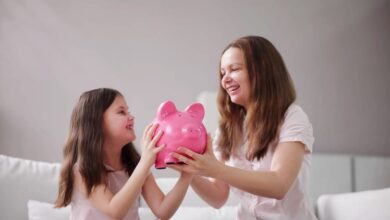 Madre e hija con alcancía