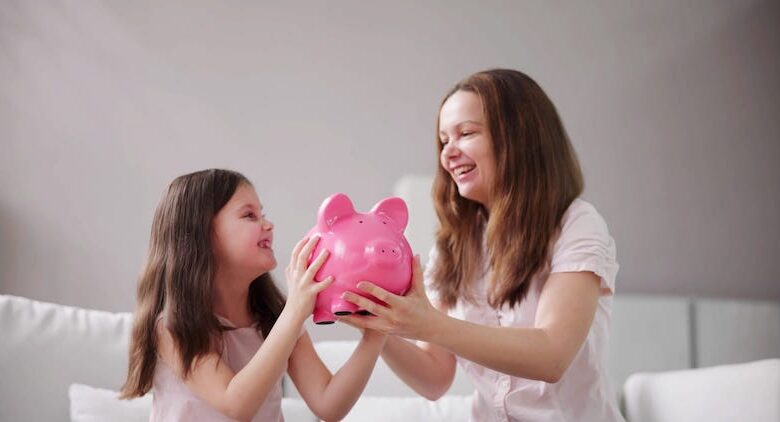 Madre e hija con alcancía