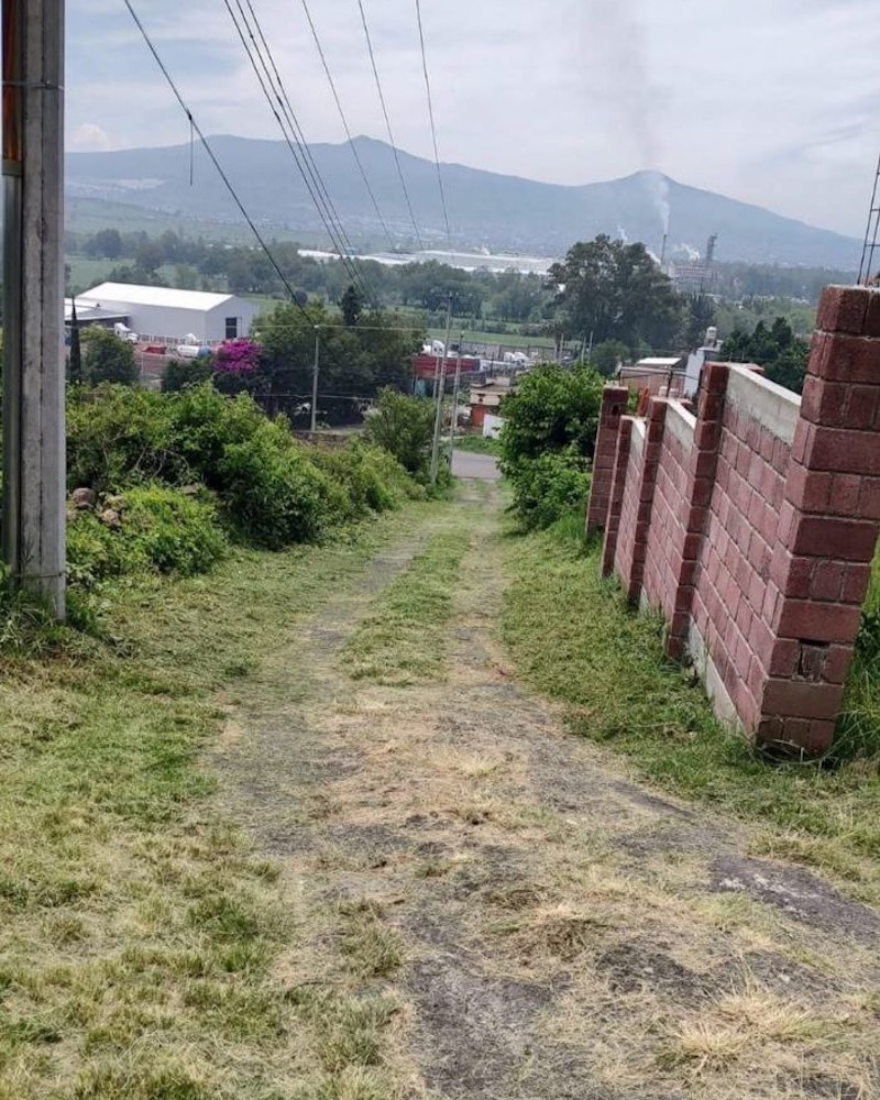 Camino de terracería y muro