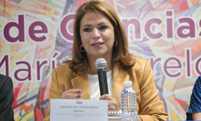 Fabiola Alanís en rueda de prensa