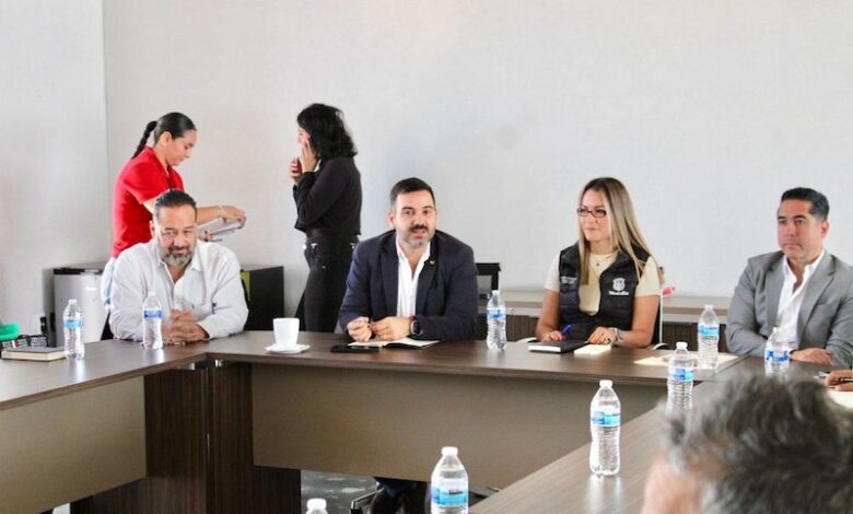 Yankel Benítez y Joanna Moreno en reunión