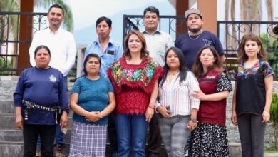 Fabiola Alanís y comuneros indígenas