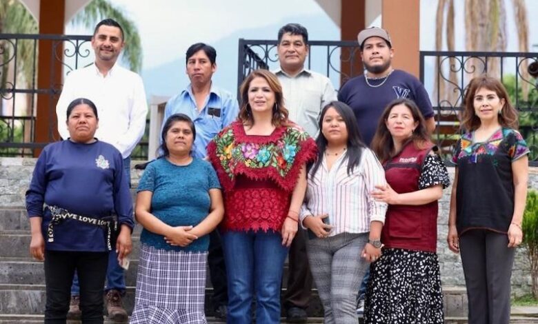 Fabiola Alanís y comuneros indígenas