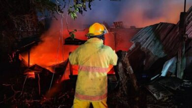 Bombero combate incendio
