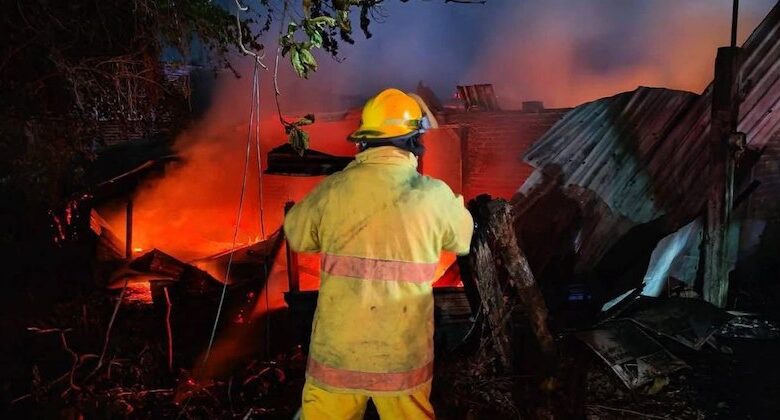 Bombero combate incendio