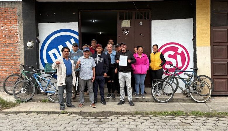 José Manuel Hinojosa con panistas de Paracho