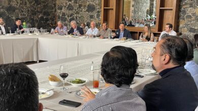 Alfonso Martínez con empresarios de Uruapan