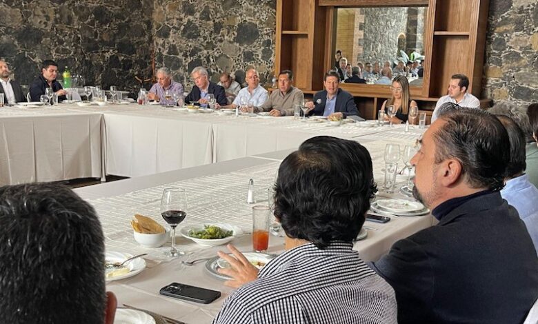 Alfonso Martínez con empresarios de Uruapan
