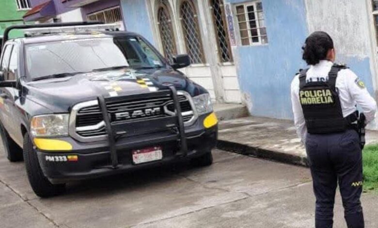 Patrulla y agente de la Policía Morelia