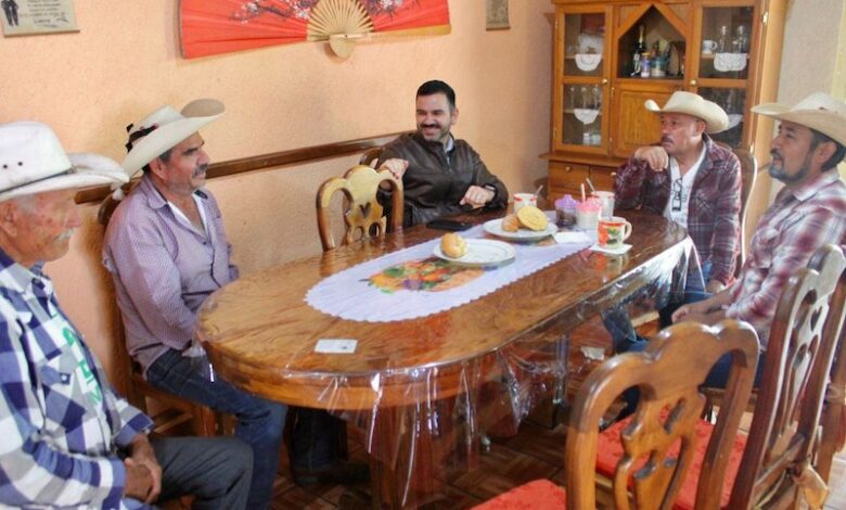 Yankel Benítez en reunión con autoridades de Chiquitito