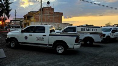 Camionetas de la FGE de Michoacán y el Semefo