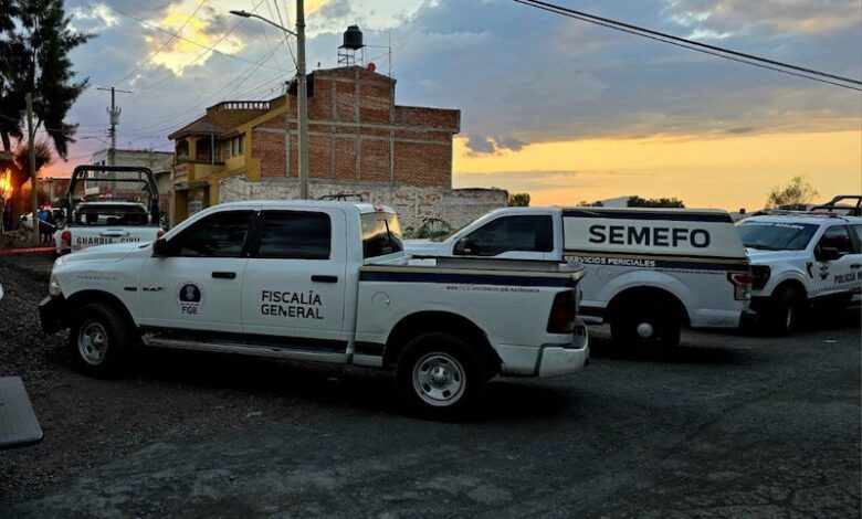 Camionetas de la FGE de Michoacán y el Semefo