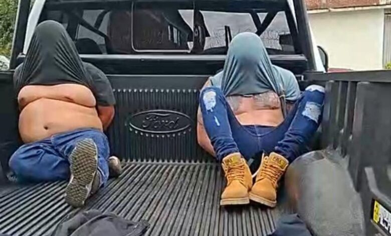 Dos detenidos con el rostro cubierto