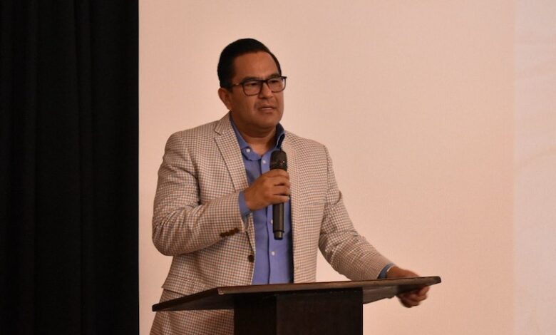 Víctor Manuel Serrato en discurso