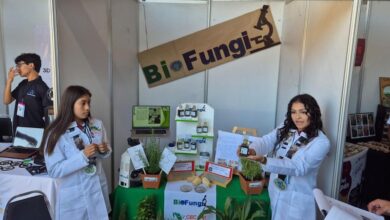 Alumnas del Cecytem en stand