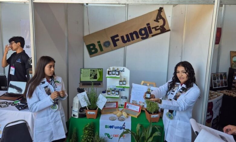 Alumnas del Cecytem en stand