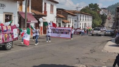 Marcha en el Centro Histórico de Pátzcuaro