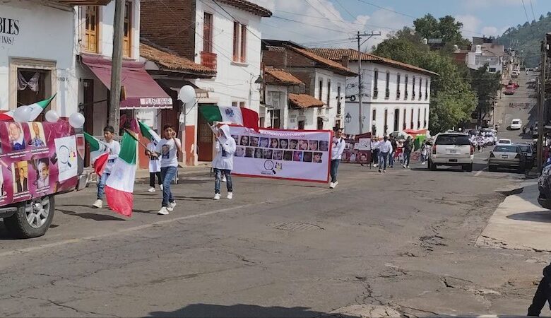 Marcha en el Centro Histórico de Pátzcuaro