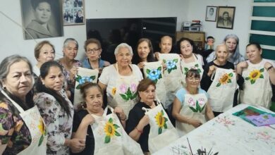 Mujeres mayores en clase de bordado