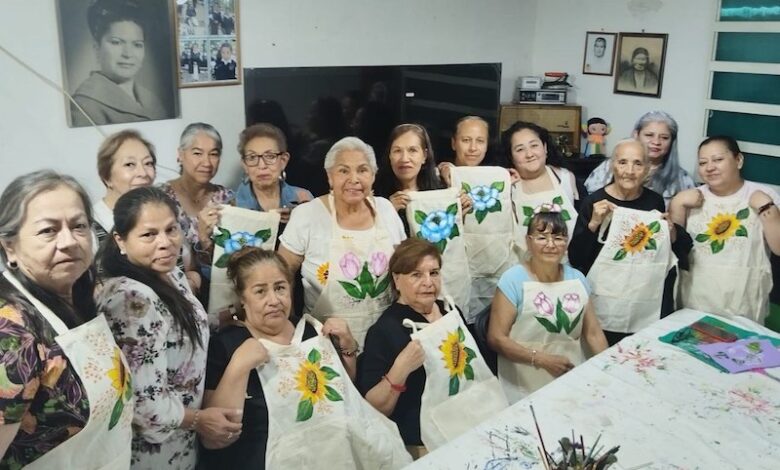Mujeres mayores en clase de bordado