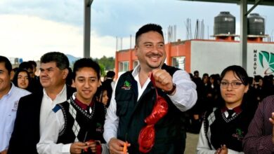 Juan Carlos Velasco Procell con alumnos del CECyTEM