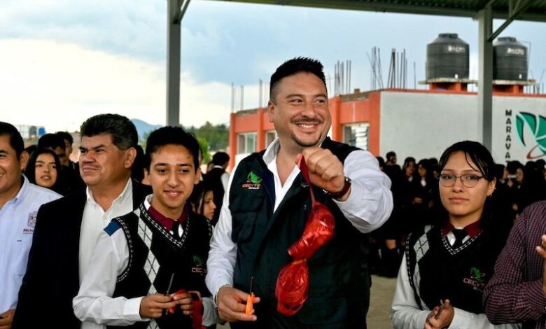 Juan Carlos Velasco Procell con alumnos del CECyTEM