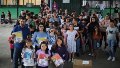 Vanessa Caratachea entrega útiles escolares
