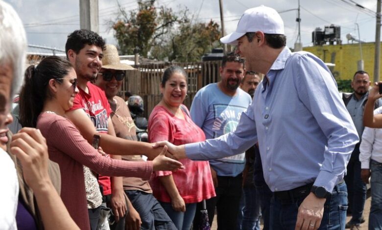 Alfonso Martínez saluda a ciudadanos