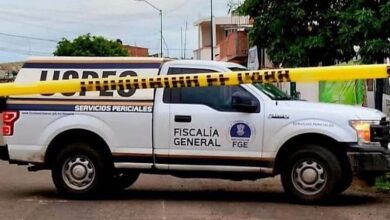 Camioneta de la FGE en zona acordonada