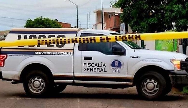 Camioneta de la FGE en zona acordonada