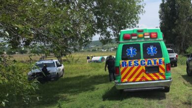 Ambulancia y patrulla en campo
