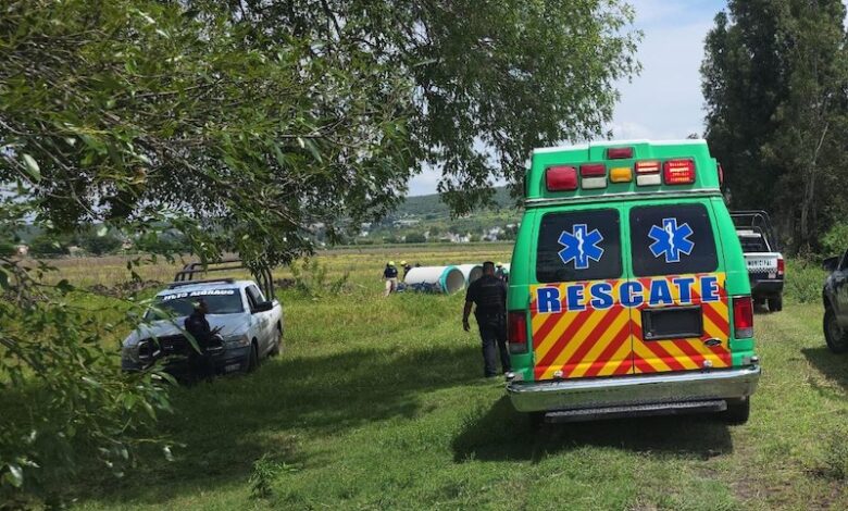 Ambulancia y patrulla en campo