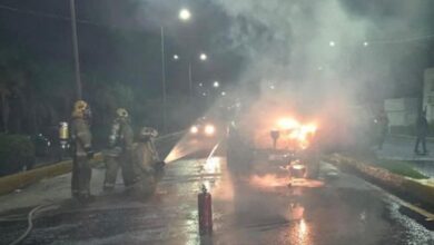 Bomberos apagan camioneta que se incendia