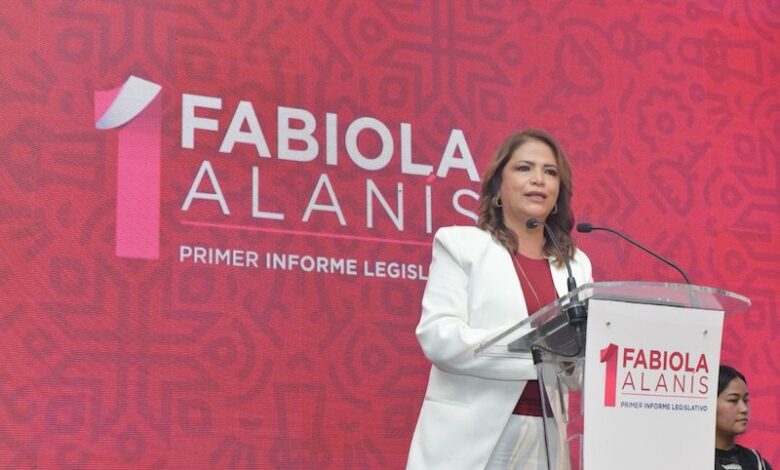 Fabiola Alanís en discurso