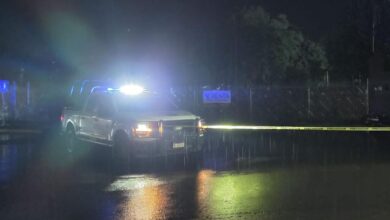 Patrulla, zona acordonada y lluvia